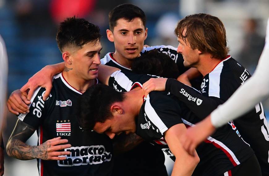 Escolta a River en el campeonato Uruguayo y primero de la tabla anual, el  tricolor venció a Wanderers en la quinta de la Paraguaya por 2-0 - El  Deportivo