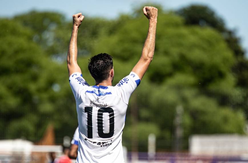 Peñarol y Plaza Colonia comienzan su disputa por el Campeonato Uruguayo