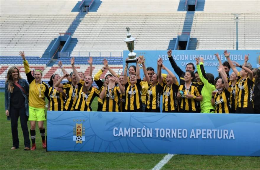 Nacional y Peñarol igualaron 2 a 2 en el Parque Central por el Clausura del fútbol  uruguayo 