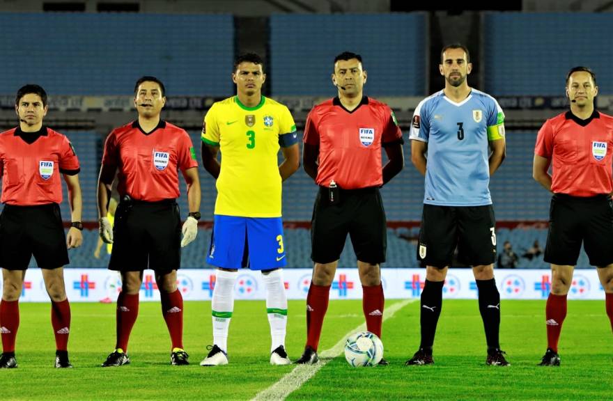 AUF - Selección Uruguaya de Fútbol - 🇺🇾 ¡𝗛𝗢𝗬 𝗝𝗨𝗘𝗚𝗔 𝗨𝗥𝗨𝗚𝗨𝗔𝗬!  🆚 Brasil 🕞 21h 🏟️ Estadio Centenario 📺 AUF.tv #ElEquipoQueNosUne