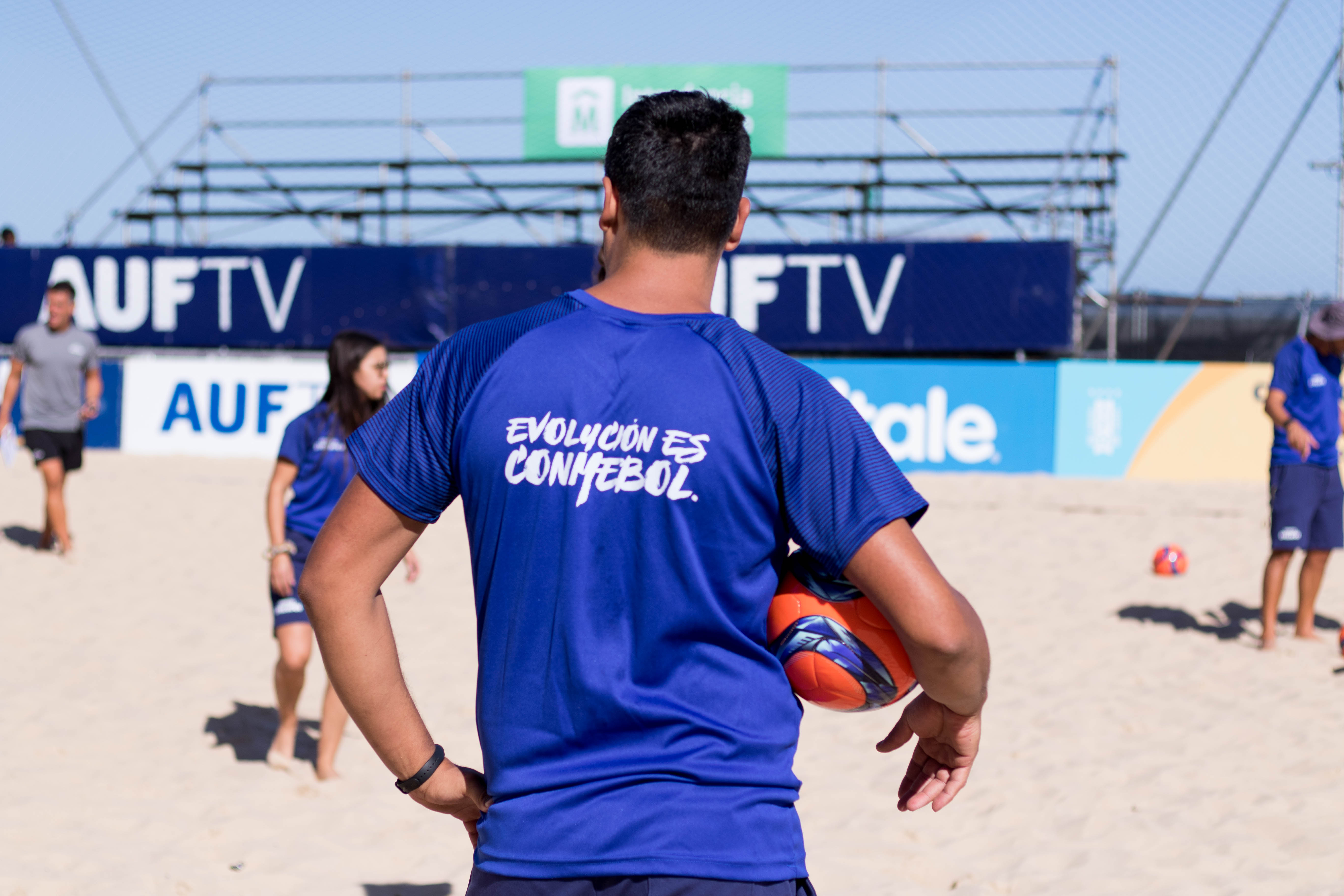 Comenzó el curso de CONMEBOL de Fútbol Playa - AUF