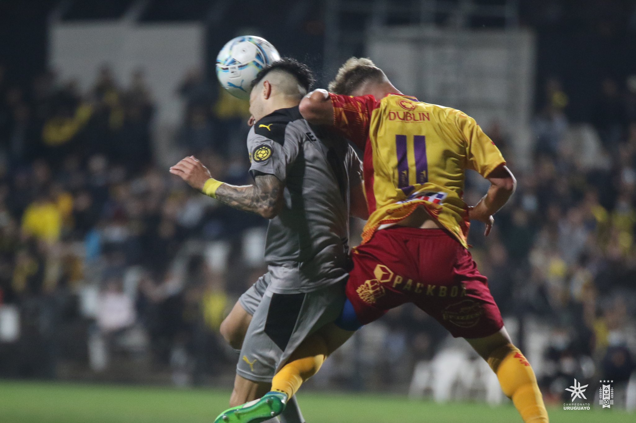 Nacional y Peñarol igualaron 2 a 2 en el Parque Central por el Clausura del fútbol  uruguayo 