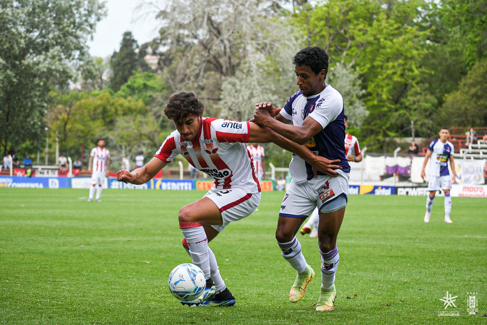 Nacional y Peñarol igualaron 2 a 2 en el Parque Central por el Clausura del fútbol  uruguayo 
